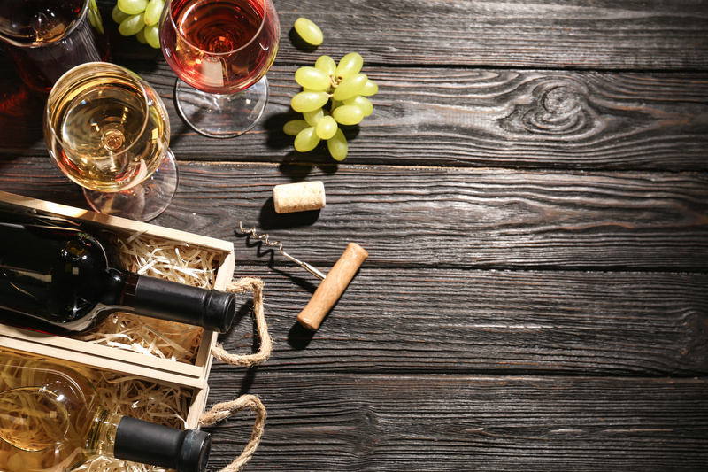 cajas de botellas, copas de vino